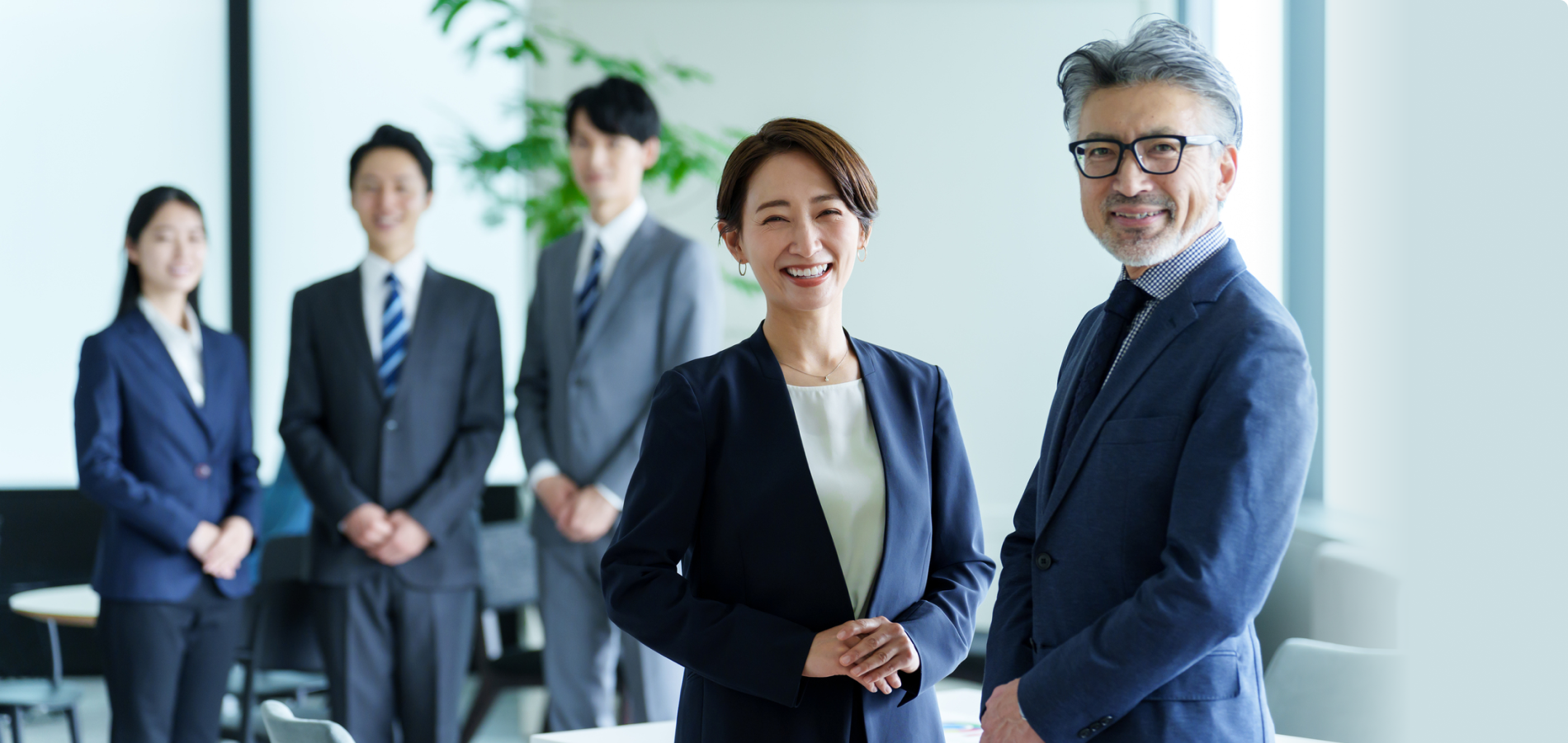 スーツ姿の女性と男性